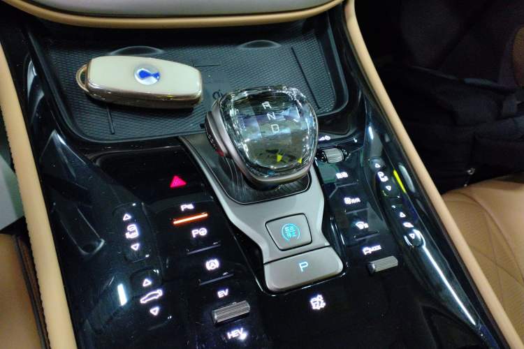 Used Denza D9 2022 DM-i 970 Four-Wheel Drive Flagship Model
