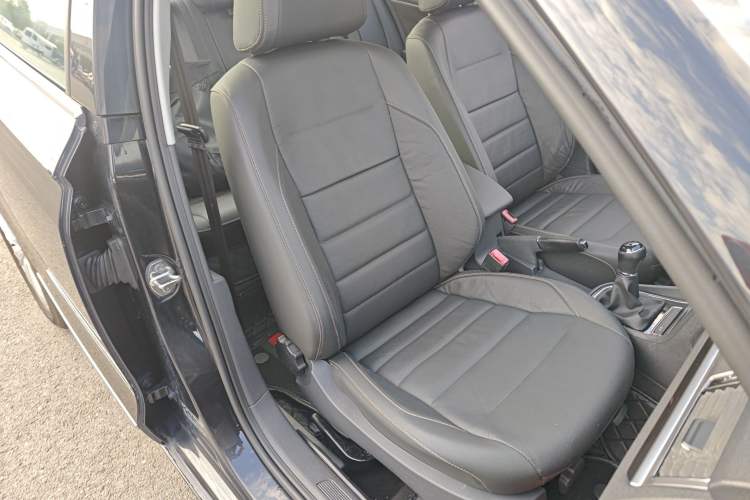 Used Volkswagen Bora 2016 1.6L manual Comfort trim level
