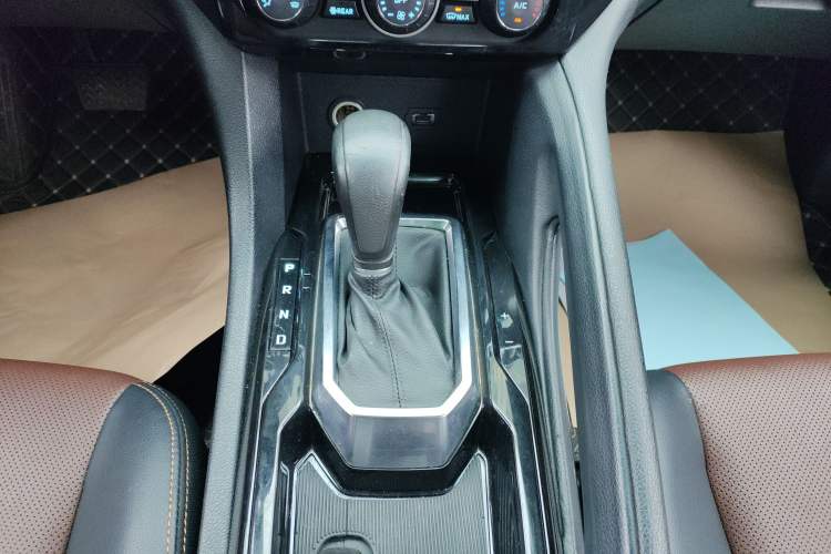 Used JMC Yusheng S350 2016 2.0T Automatic 2WD Gasoline Luxury Version with Sunroof 7 Seats
