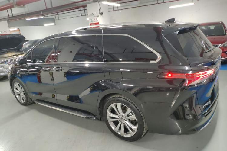 Used Toyota Sienna 2023 2.5L Hybrid Deluxe Edition
