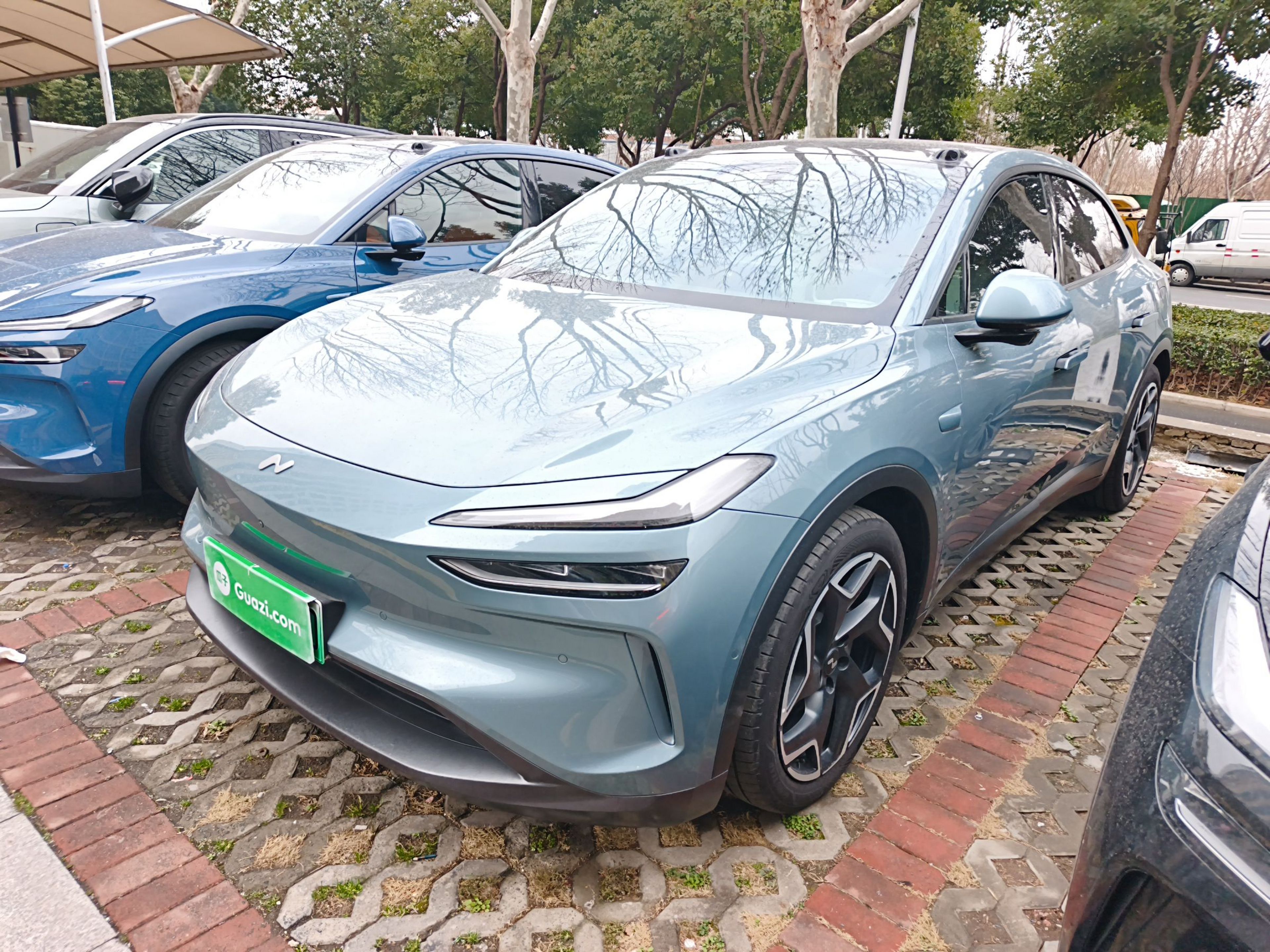 Под передней частью автомобиля