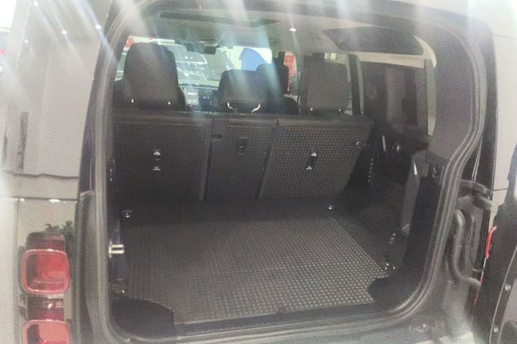Used Land Rover Defender 2023 Facelift 110 3.0T P400 Dark Edition
