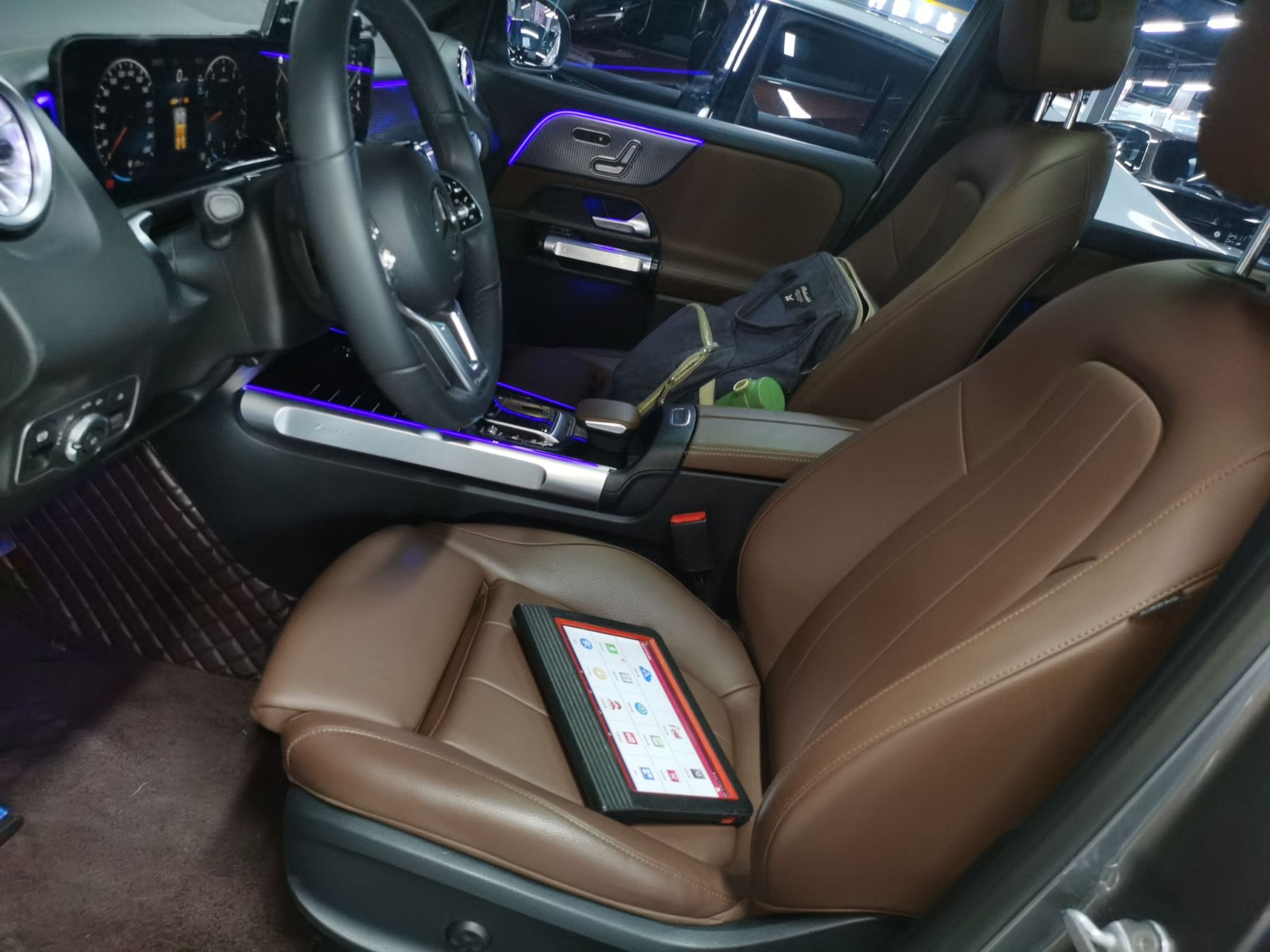 المقاعد الأمامية داخل السيارة