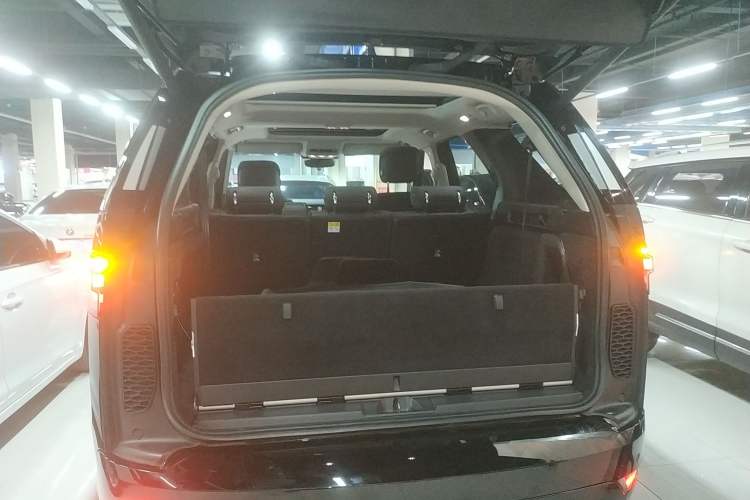 Used Land Rover Discovery 2021 360 PS R-Dynamic SE
