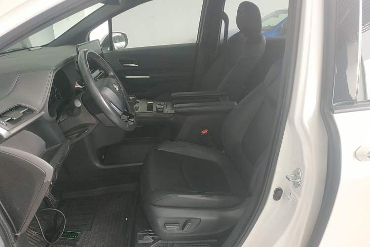 Used Toyota Sienna 2023 2.5L Hybrid Deluxe Edition

