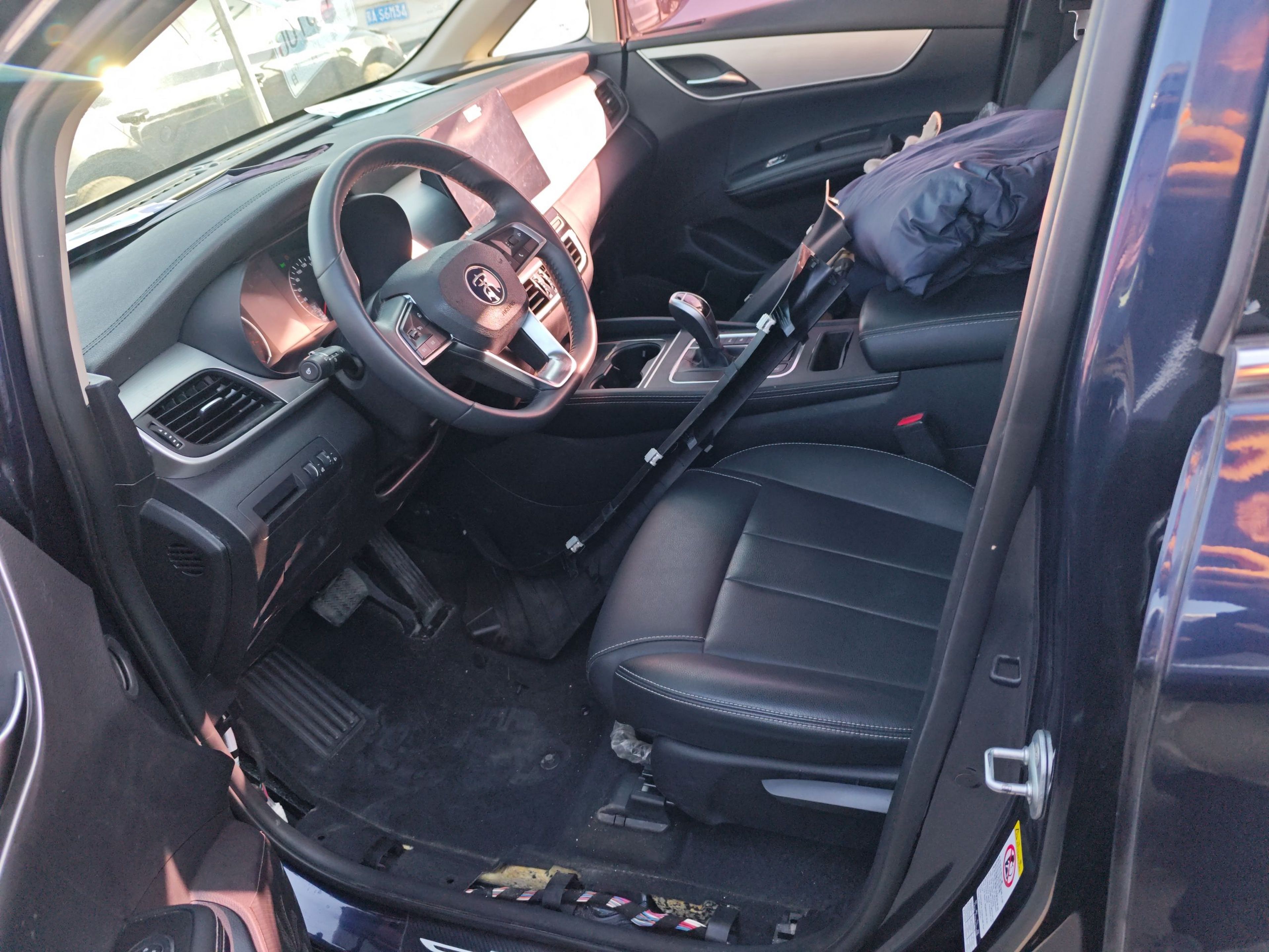 المقاعد الأمامية داخل السيارة