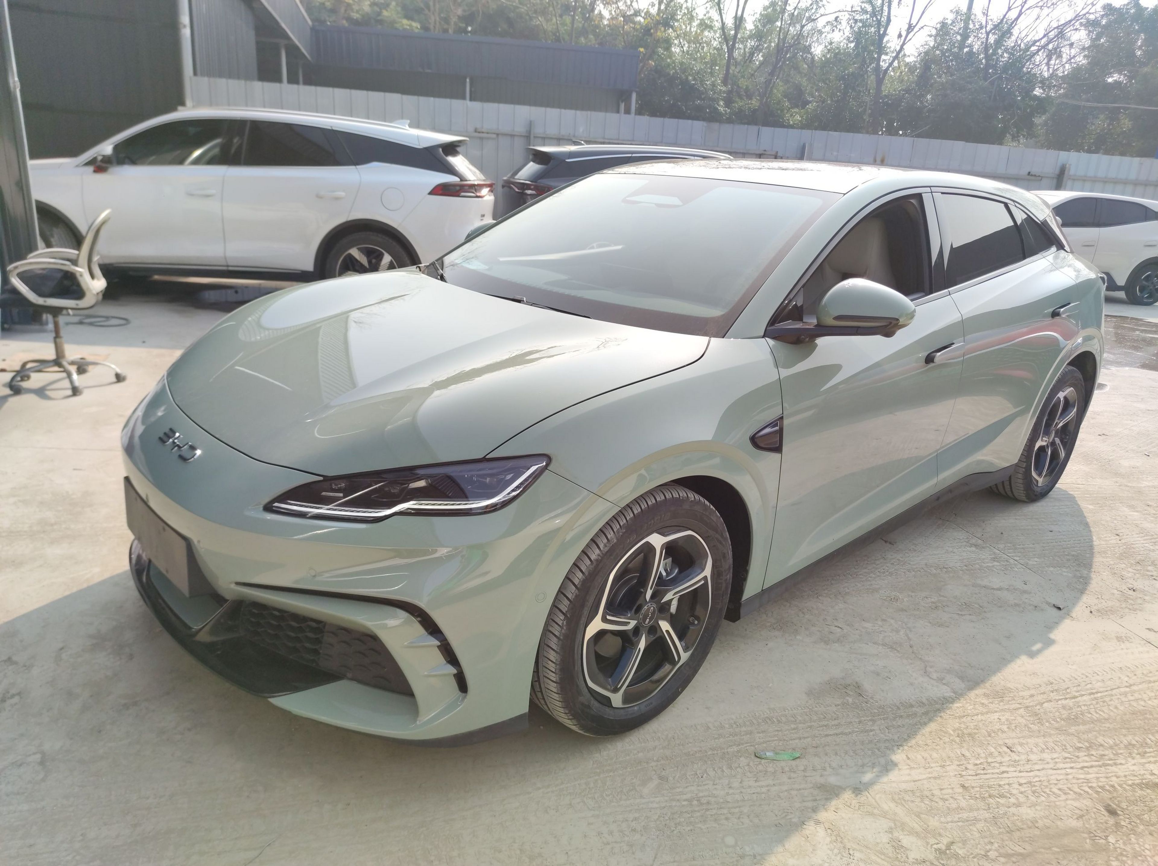 تحت مقدمة السيارة