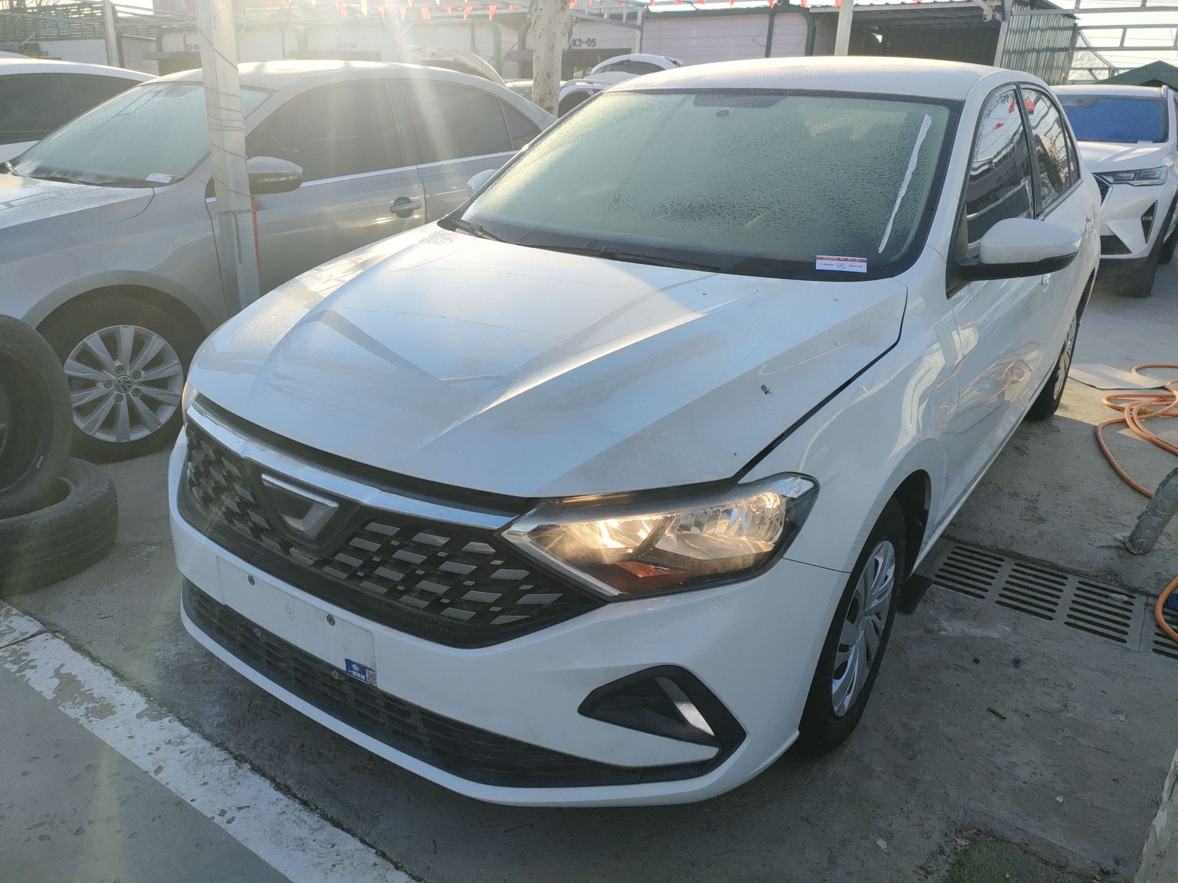 تحت مقدمة السيارة