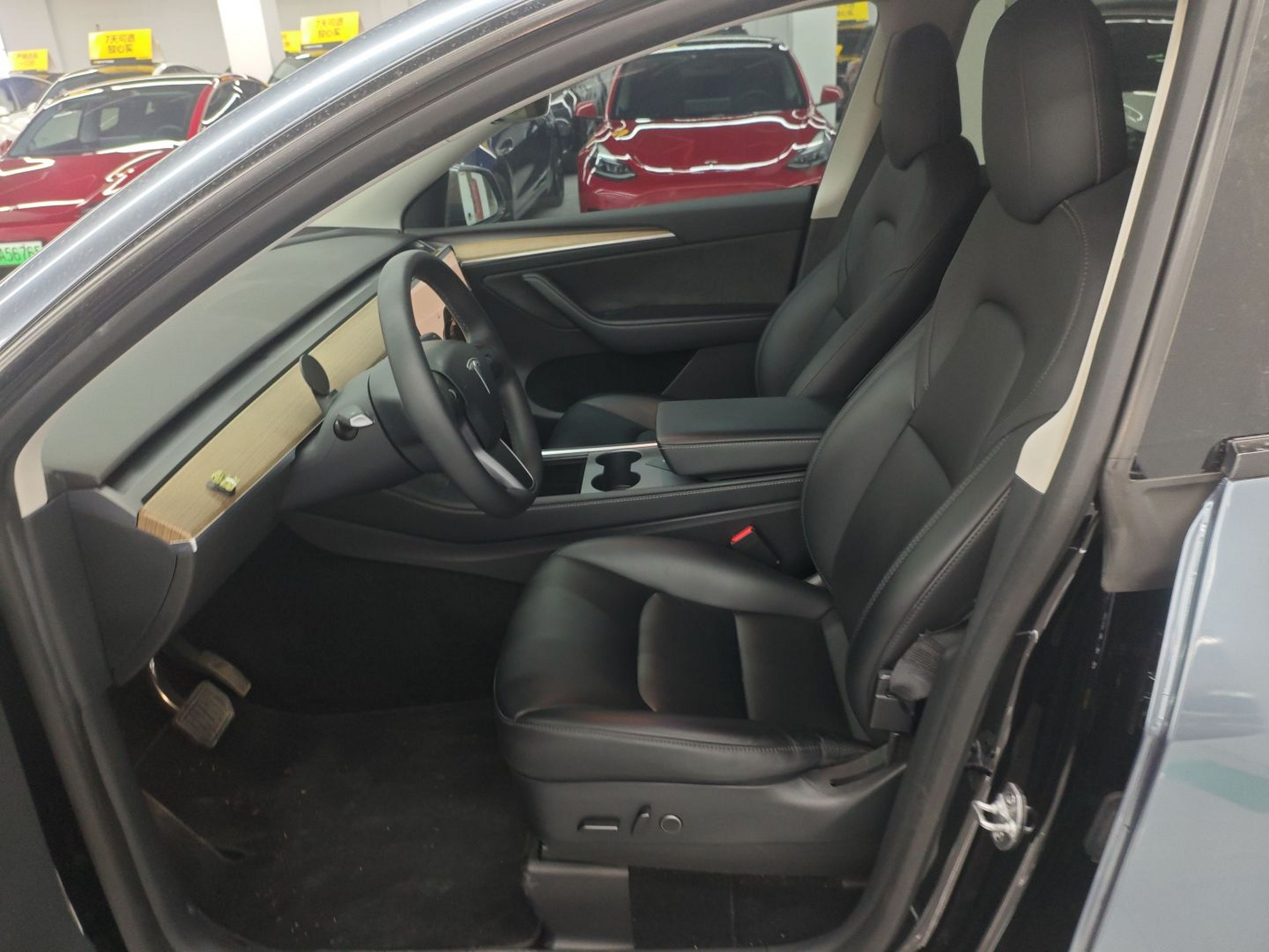 المقاعد الأمامية داخل السيارة