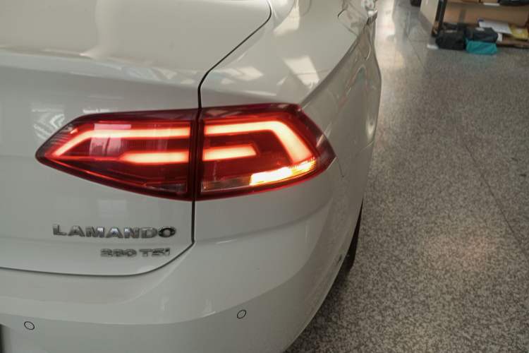 Used Volkswagen Lamando 2017 280TSI DSG Comfort Edition
