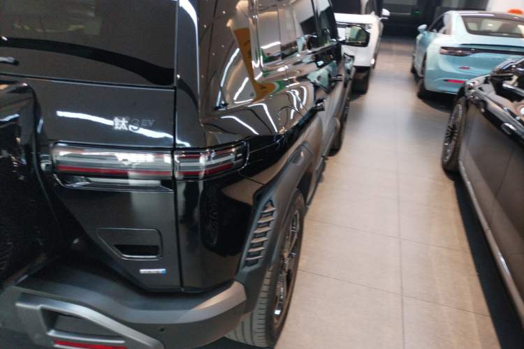 Used Formula Leopard Titanium 3 2025 501 km Four-Wheel Drive Drone Edition