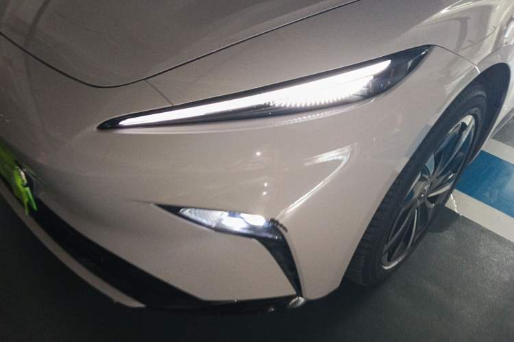 Used  R7 2023 Rear-Drive Screen King Edition
