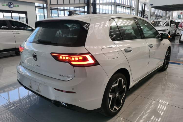 Used Volkswagen Golf 2025 300TSI R-Line
