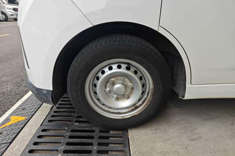 Used Wuling Yangguang 2024 300KM Comfort Version Passenger Van 75kW
