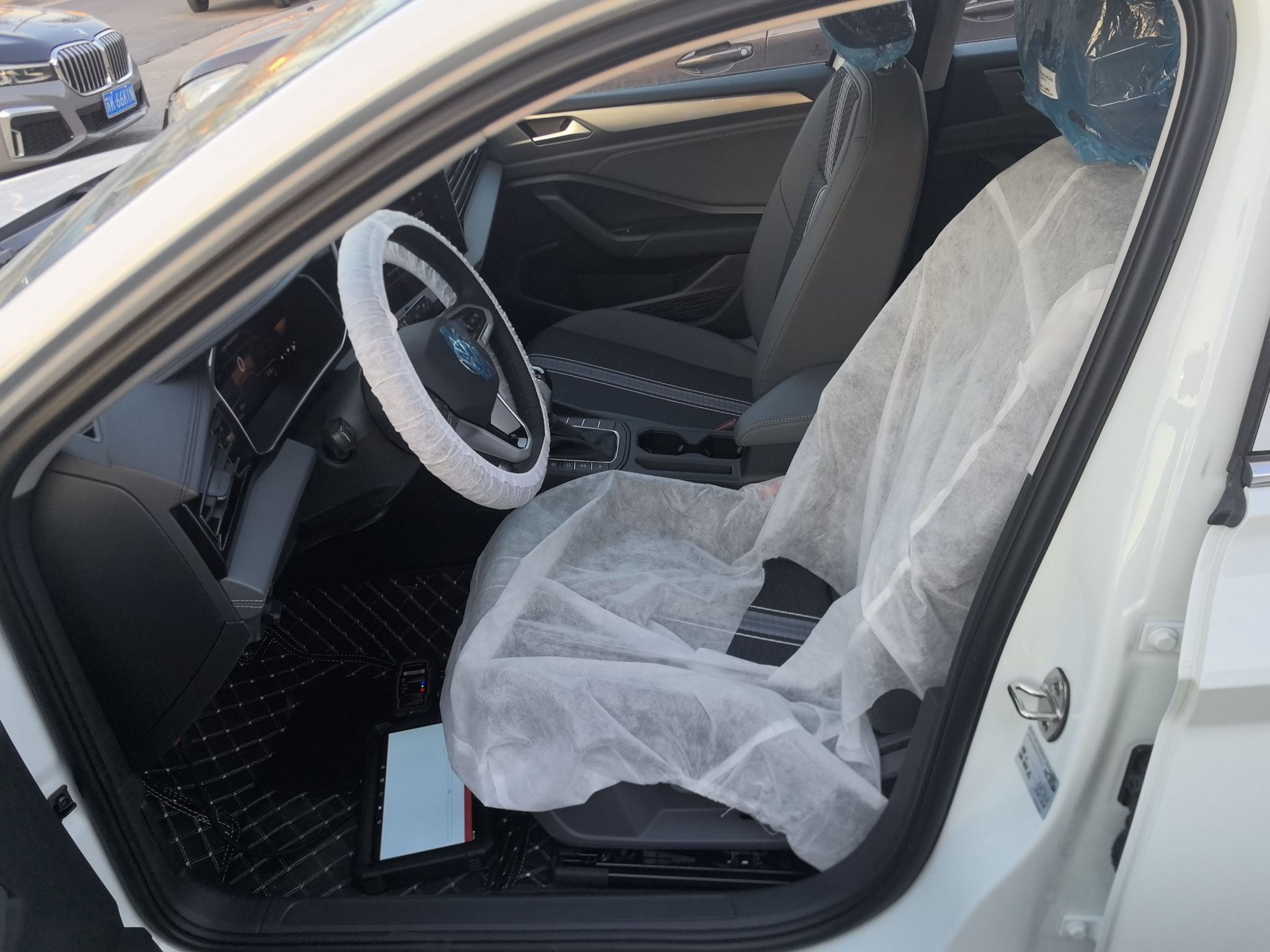 Переднее сиденье в автомобиле