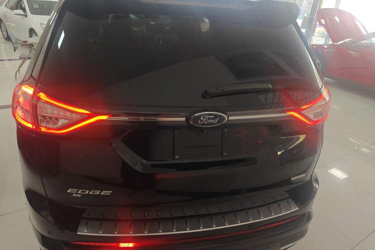 Used Ford Edge 2017 EcoBoost 245 Two-Wheel-Drive Sporty 7-Seater
