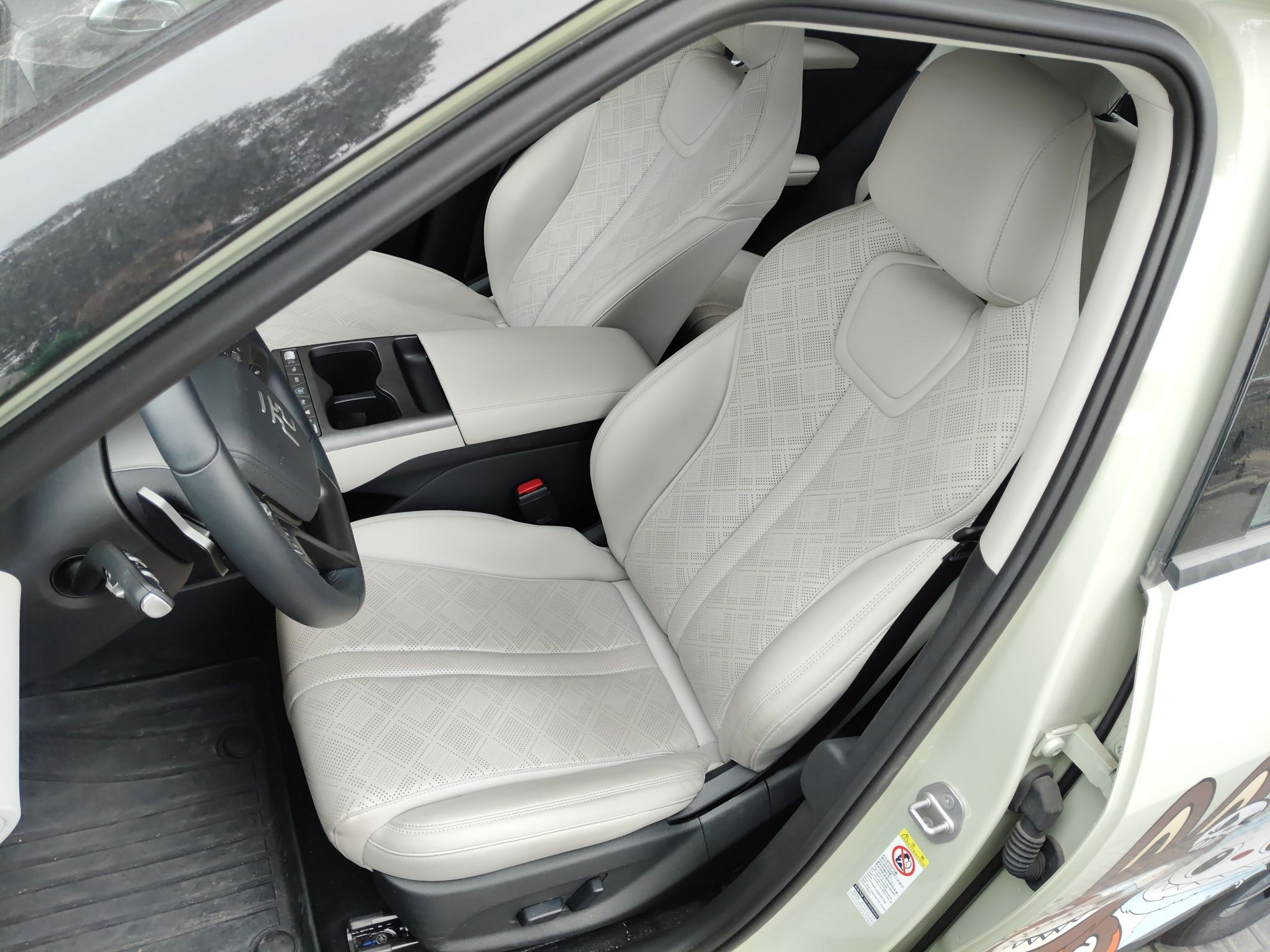 Переднее сиденье в автомобиле