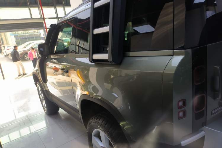 Used Land Rover Defender 2021 90 P400 Classic Reproduction Edition