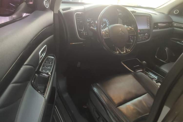 Used Mitsubishi Outlander 2019 2.4L Two-Wheel Drive ZhiXing Version 5 Seats China V Emission Standard