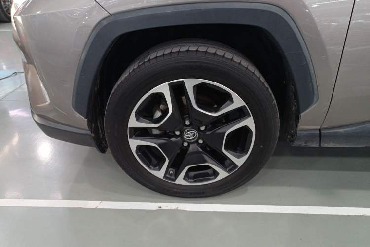 Used Toyota RAV4 2021 2.0L CVT Four-Wheel Drive Premium Edition