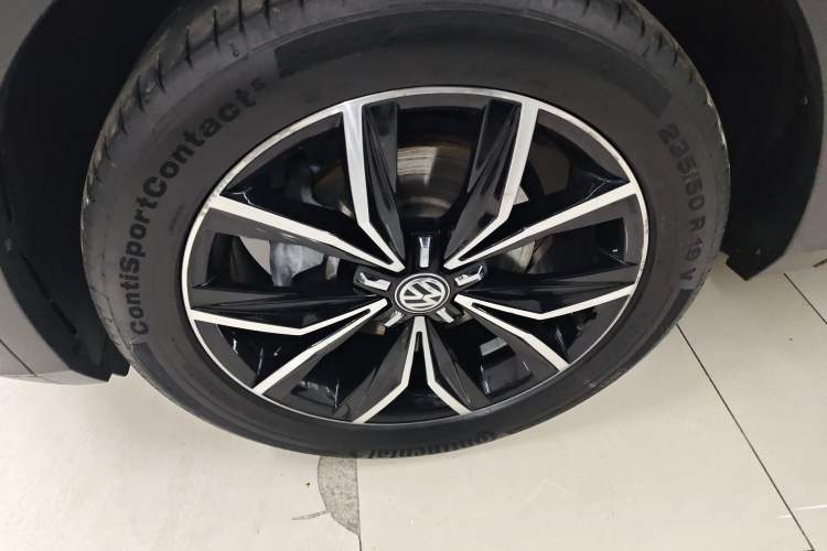 Used Volkswagen Tiguan L 2019 330TSI Automatic Two-Wheel Drive Smart Luxury Version China V Emission Standard
