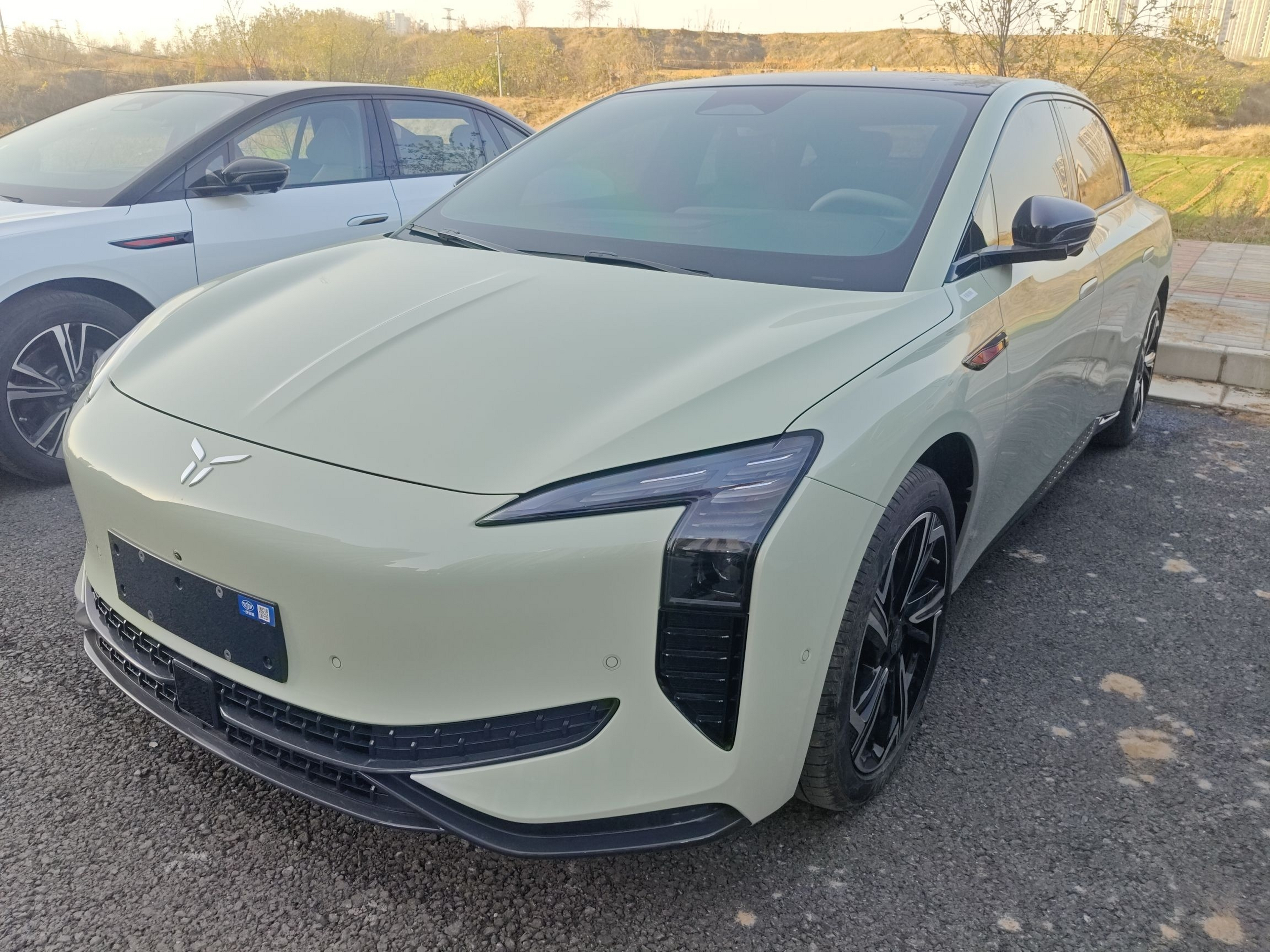 Под передней частью автомобиля