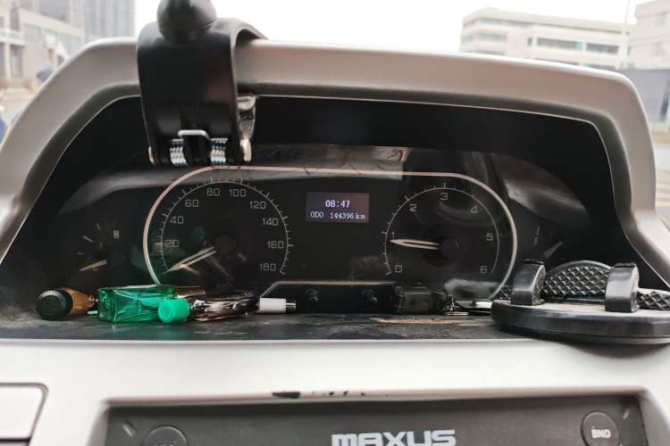 Used SAIC MAXUS Xintu V80 2017 2.5T 5-Speed Manual Aoyuntong National V Short Wheelbase Mid-Roof 5/6/10-Seater