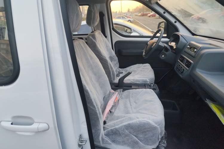 Used Wuling Yangguang 2024 300KM Comfort Version Passenger Van 75kW
