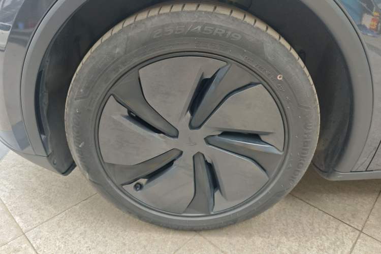 Used Tesla Model Y 2025 Long-Range All-Wheel-Drive Version