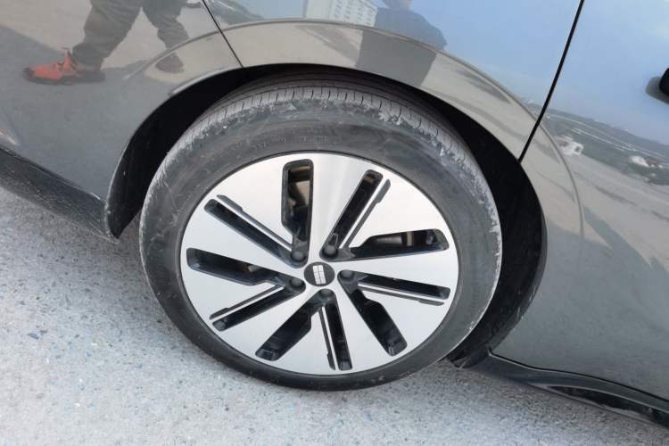 Used Geely Galaxy E8 2024 665 km Range Rear-Drive Starship Long-Range Version
