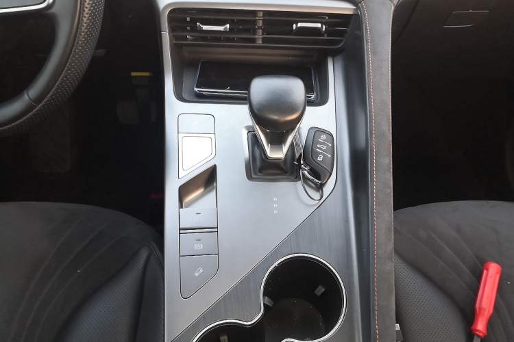 Used Roewe D5X DMH 2024 135 Tech Edition