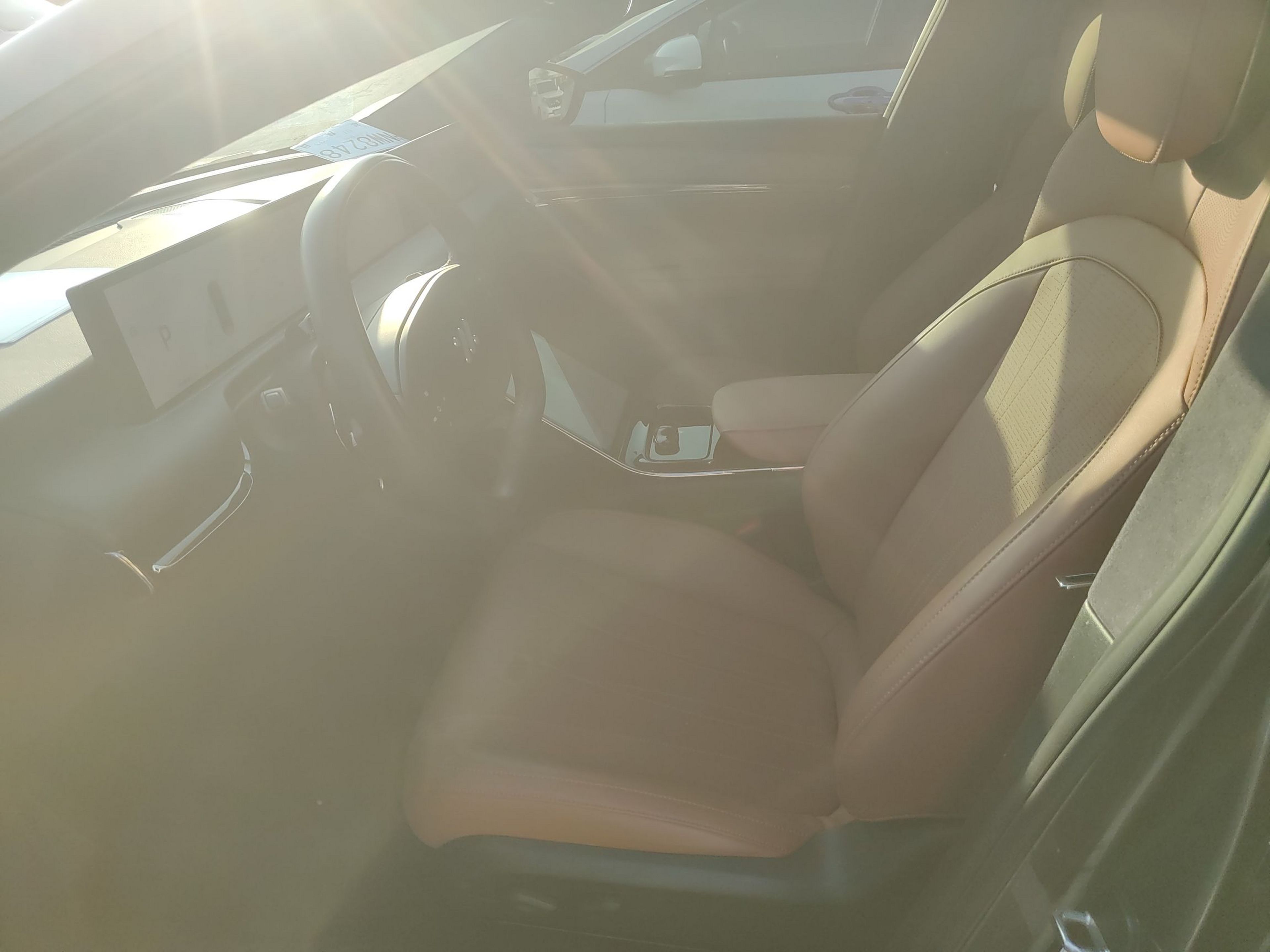 المقاعد الأمامية داخل السيارة