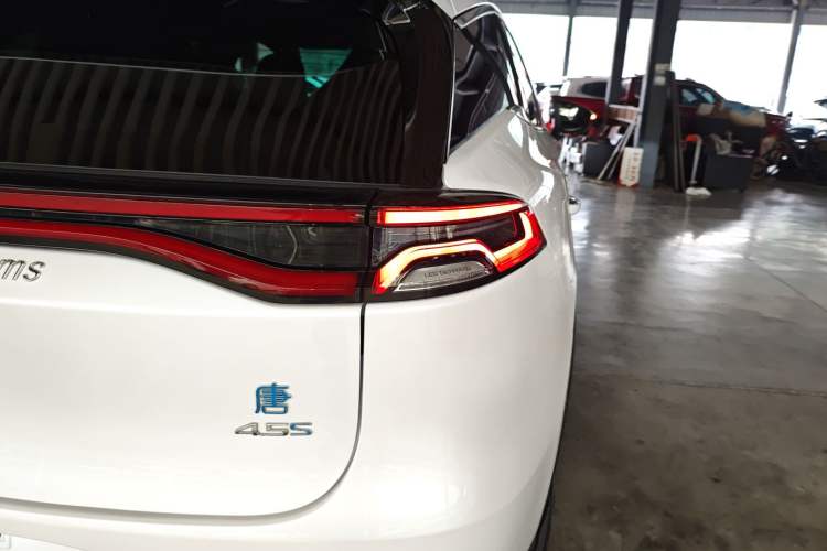 Used BYD Tang New Energy 2018 DM 2.0T All-Wheel Drive Smart Connectivity Luxury Model 7 Seats China V Emission Standard
