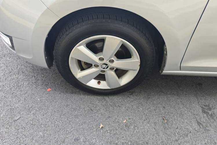 Used Skoda Rapid 2015 1.6L Automatic Smart Selection Model
