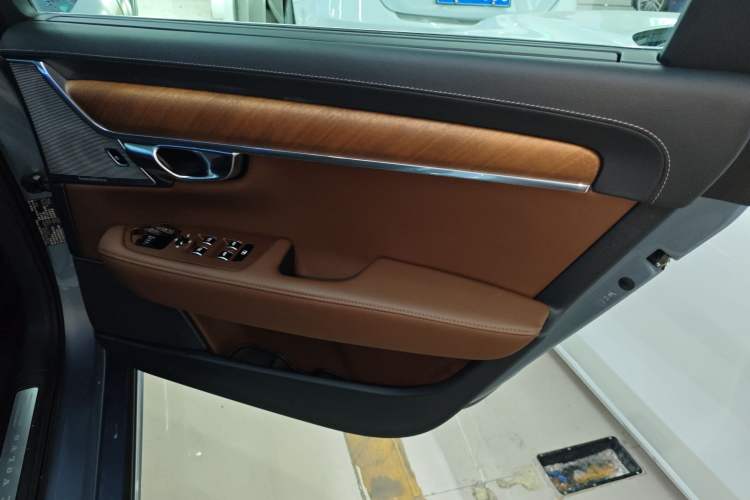 Used Volvo S90 New Energy 2019 T8 E-Drive Hybrid Intelligent Luxury Version China V Standard
