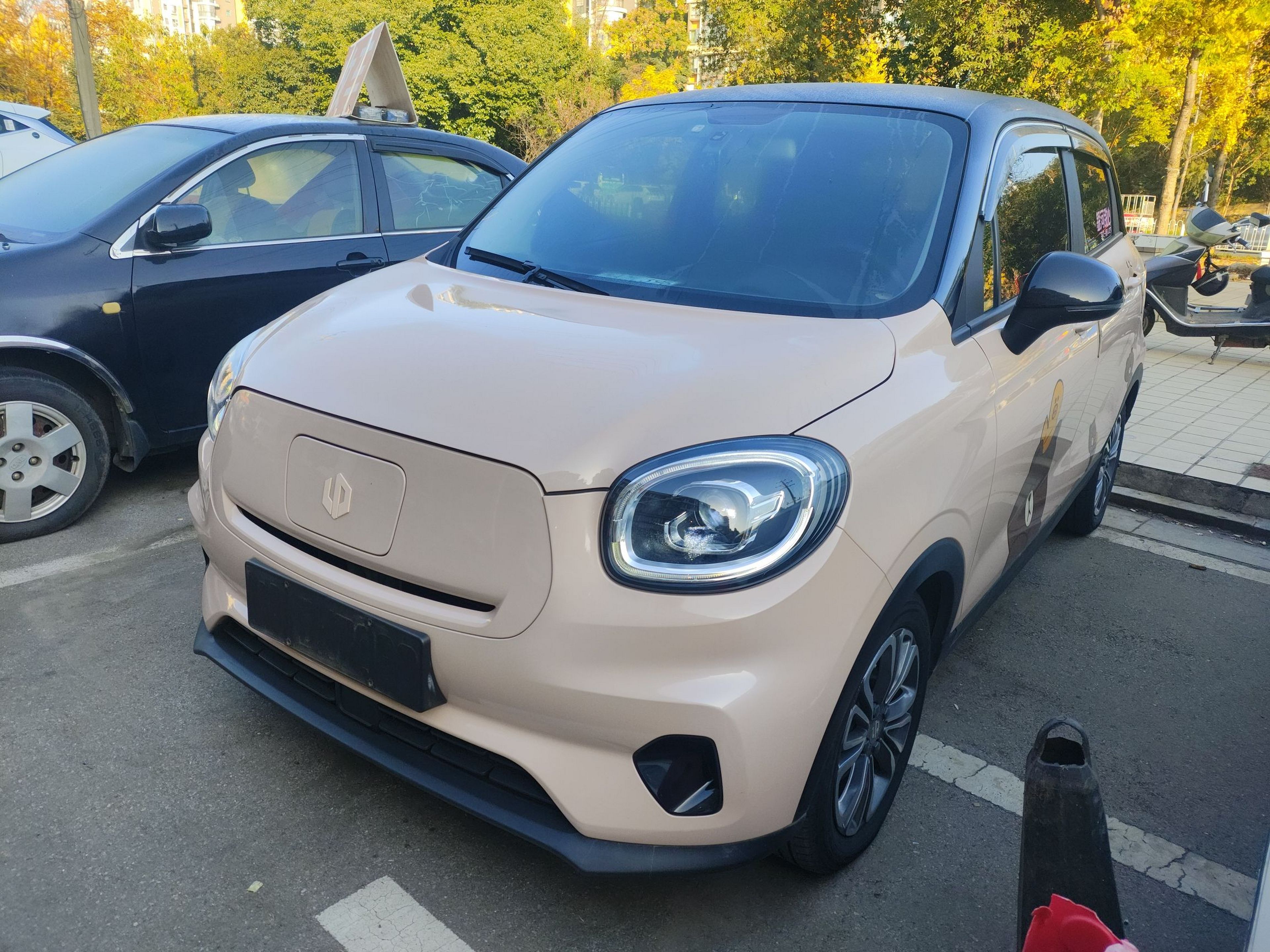 Под передней частью автомобиля