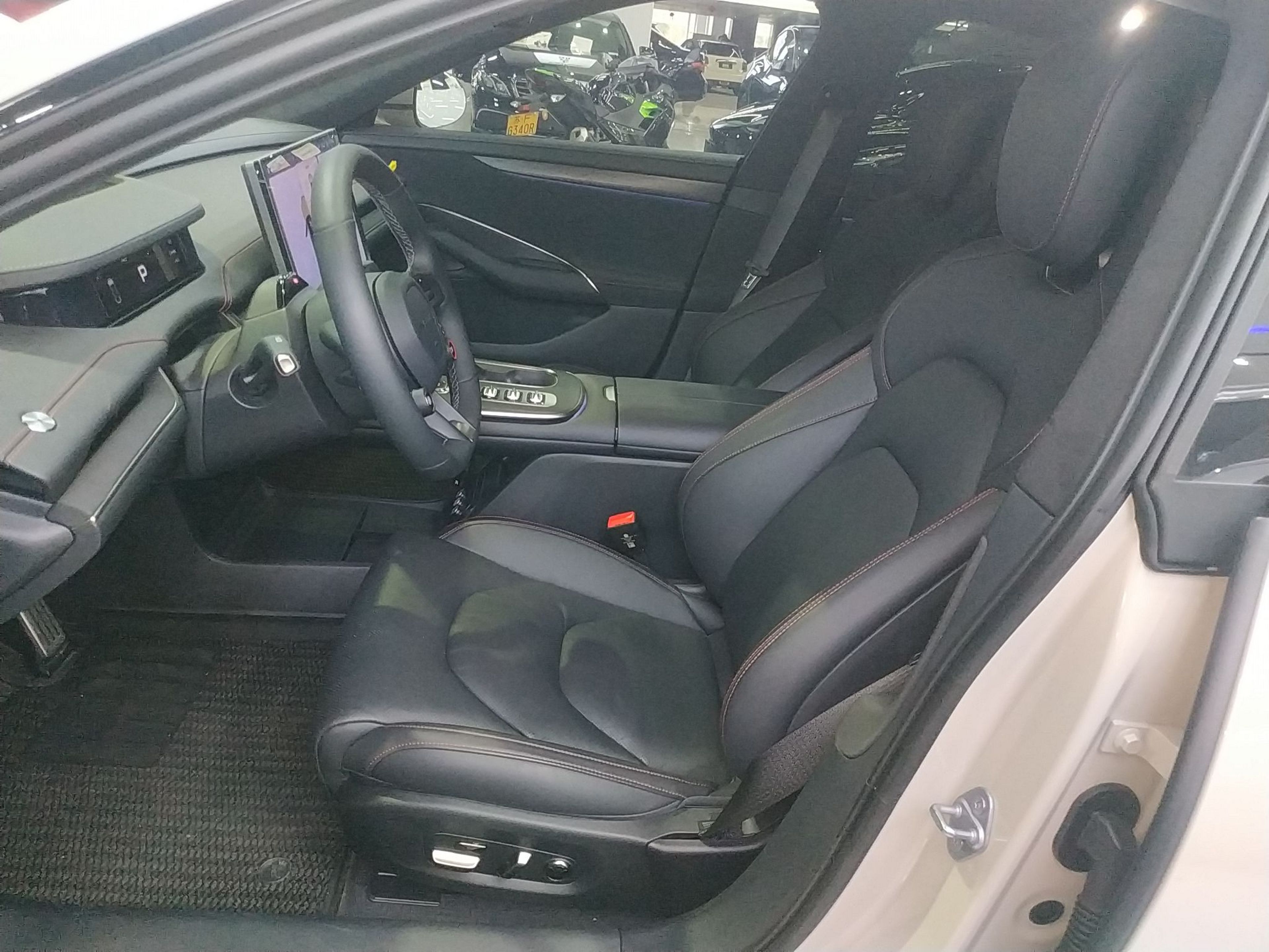 المقاعد الأمامية داخل السيارة