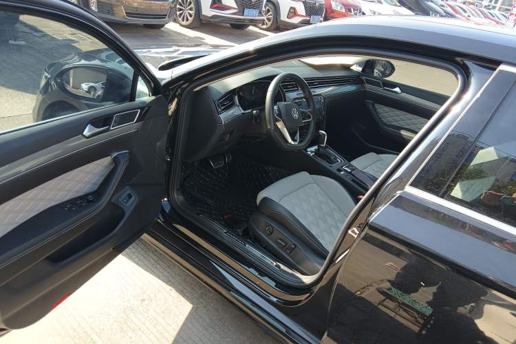 Used Volkswagen Magotan 2023 2 Million Units Limited Edition 330TSI DSG Leading Version
