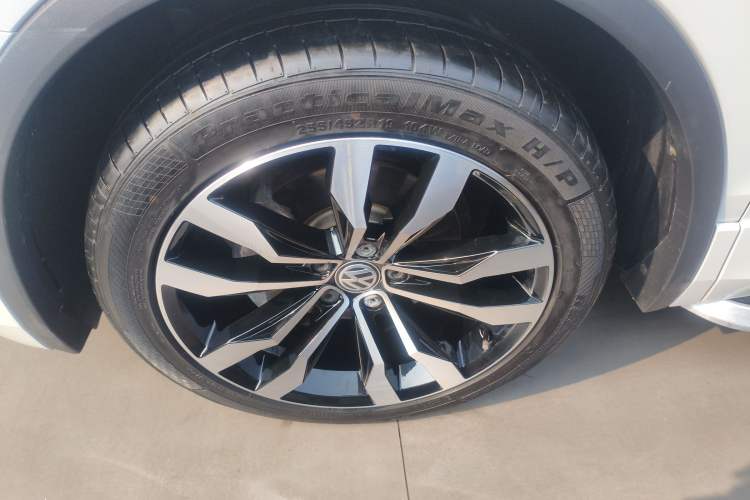 Used Volkswagen Tiguan L 2019 Restyled 330TSI Automatic Two-Wheel Drive R-Line Flagship Version China VI Standard
