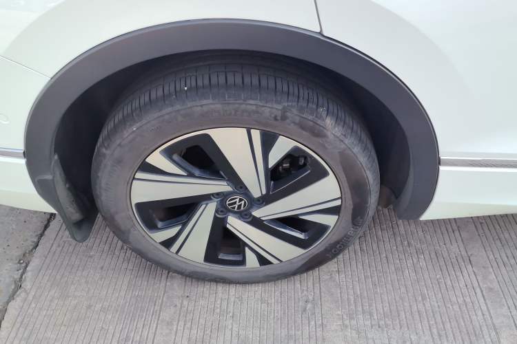 Used Volkswagen Tiguan L 2023 Facelifted 380TSI Automatic All-Wheel Drive R-Line Plus Version 7-Seater
