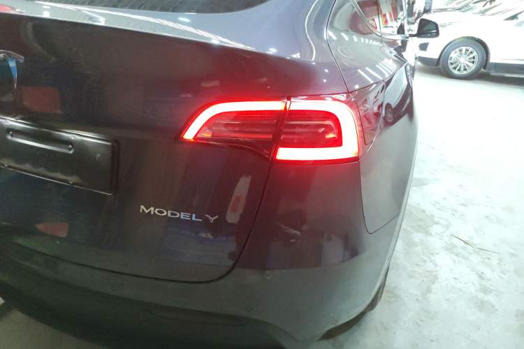 Used Tesla Model Y 2021 Long-Range All-Wheel-Drive Version 3D7
