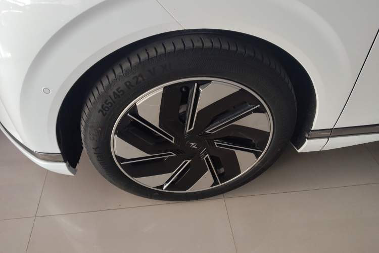 Used  eπ008 2024 210Max Range-Extended Version 6 Seats