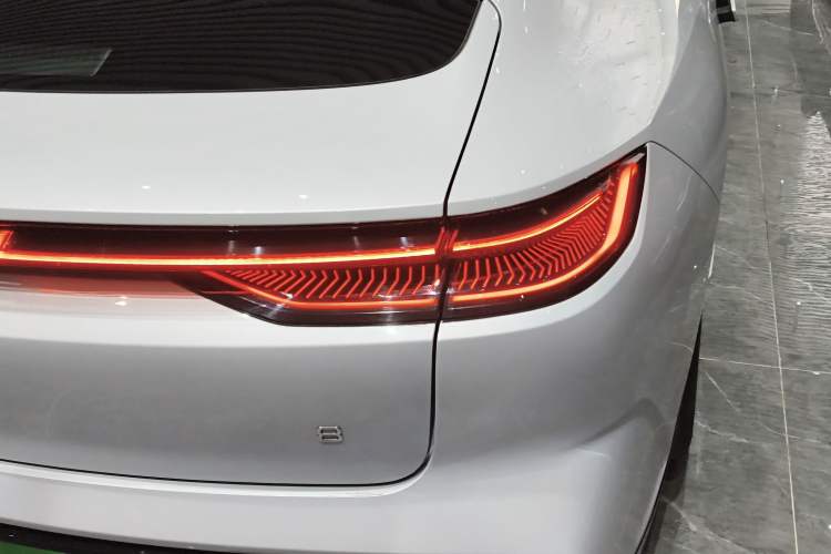 Used Geely Galaxy E8 2024 665 km Range Rear-Drive Starship Long-Range Version
