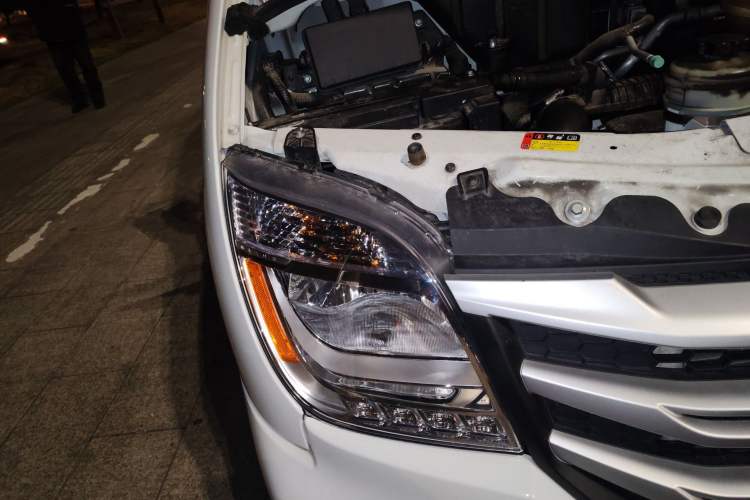 Used SAIC MAXUS Xintu V80 2024 Aotong 6AMT Short Wheelbase Mid-Roof Model with 127 Ps 5 Seats