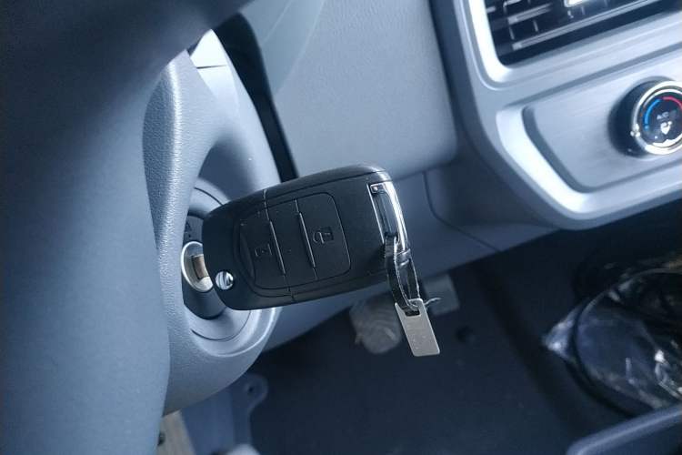 Used Wuling Yangguang 2024 300KM Comfort Version Passenger Van 75kW
