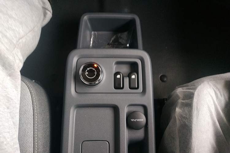 Used Wuling Yangguang 2024 300KM Comfort Version Passenger Van 75kW
