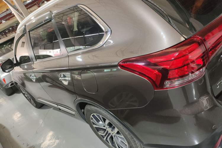 Used Mitsubishi Outlander 2016 2.4L 4x4 Luxury Edition 7-Seater