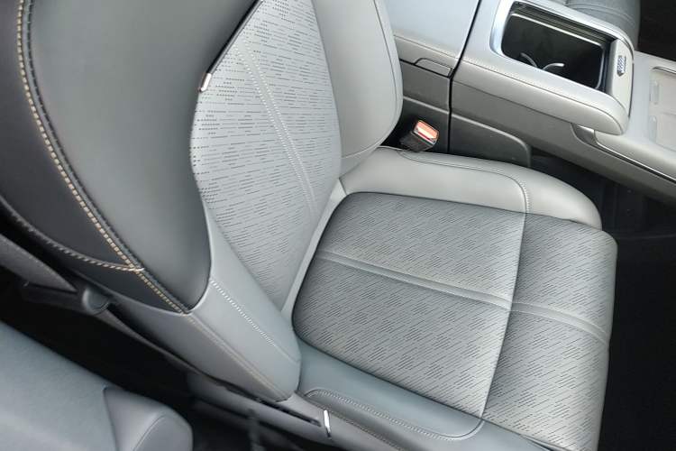 Used Zeekr 7X 2025 100 kWh Long-Range Rear-Wheel Drive with Intelligent Driving Features
