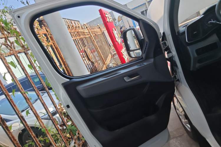 Used SAIC MAXUS Xintu V80 2024 Aotuntong 6MT Short-Wheelbase Ultra-Low Roof 127 Ps 5/6 Seats
