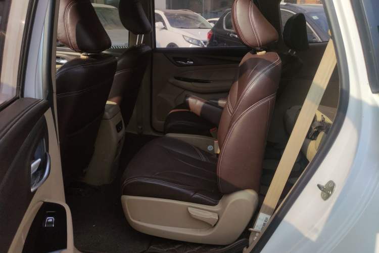 Used Baojun 730 2017 1.5T Manual Fashion Version 7 Seats China V Emission Standard
